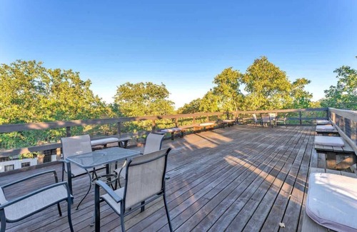 Fredericksburg House | Vitner: Hot tub-Pet friendly-10-Mins to Downtown!
