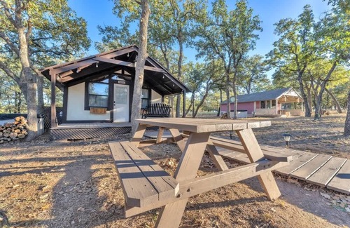 Fredericksburg House | Vitner: Hot tub-Pet friendly-10-Mins to Downtown!