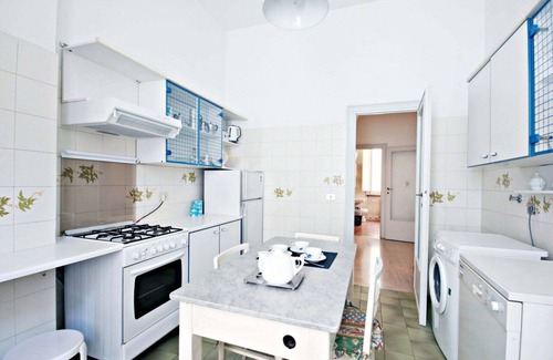 Rione VI Parione Apartment | Vittorio Emanuele, Bright 1 Br Flat By Halldis