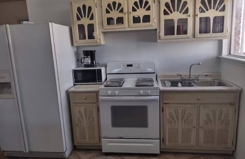 Biggs Field Apartment | Viva EP Apt! Quiet/Comfy, Pool/Spa, Full Kitchen, Near I10, Airpt, Ft Bliss