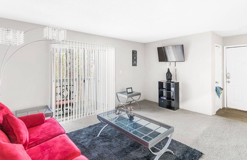 Crestline Heights Apartment | Vivacious cozy home away from home✨