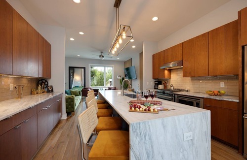 Edgehill Cottage | Vivid Vocals - 4 Mins to Broadway - Rooftop Patio