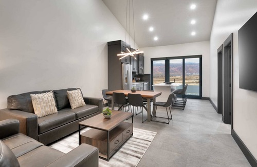 Moab South Valley Apartment | Vizcaya #3 - Moab's Newest Luxury Rental (Hot Tub)