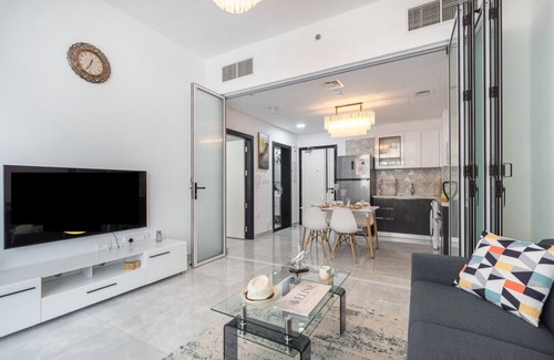 Discovery Gardens Apartment | Vogue | Elegance at Pearlz near Metro