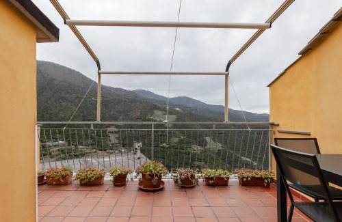 Volastra Apartment | Volastra Cozy APT - with Terrace & Seaview