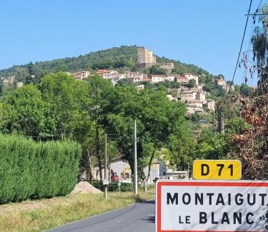 Montaigut-le-Blanc Apartment | voute atypique 40 m2