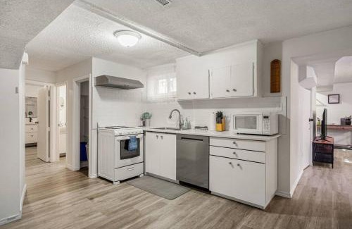 Forest Lawn House | Voyager's Hub- Calgary InnerCity 3BD 4Bed Sleeps 8