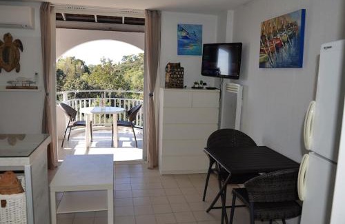 Cavaliere Apartment | VUE MER- BEAU STUDIO - TERRASSE ABRITEE - Wi-Fi - CLIMATISATION - PARKING GRATUIT-Classé 3 étoiles