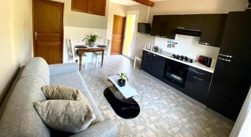 Fontaine-de-Vaucluse Apartment | Vue panoramique sur le château,montagne et grottes