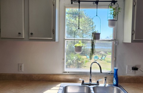 Saint Helena Island House | w/Beach Pass- Couples getaway friendly and MCAS graduation friendly!