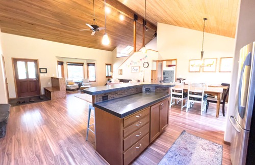 Sisters House | Wagon Wheel home - Private, Peaceful, Perfect