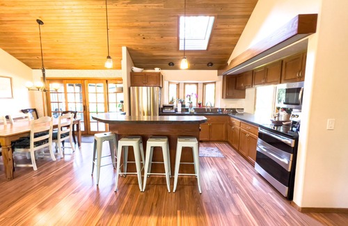 Sisters House | Wagon Wheel home - Private, Peaceful, Perfect