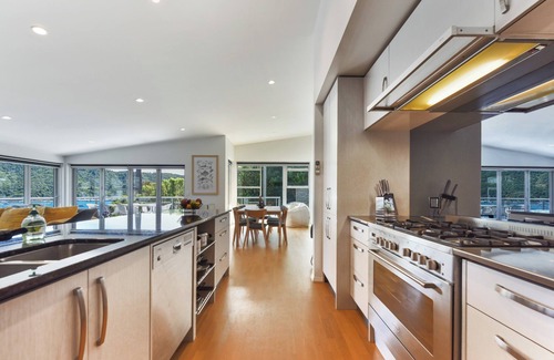 Waikawa Bay House | Waikawa Bay View - Waikawa Holiday Home