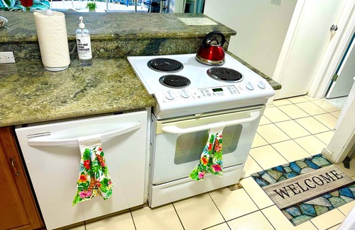 McCully - Moiliili Apartment | Waikiki Island Style Apartment, 2 Bedrooms, FREE parking, Sleep 6