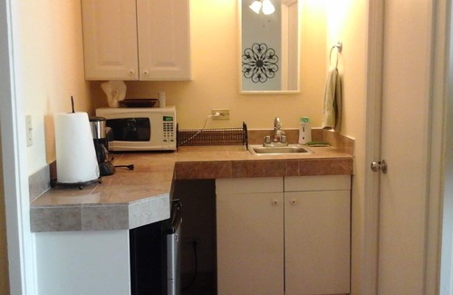 Waikiki Apartment | ~Waikiki~ LOWEST RATES IN AREA ~ Studio ~ Fully Furn ~ Blocks to Beach ~