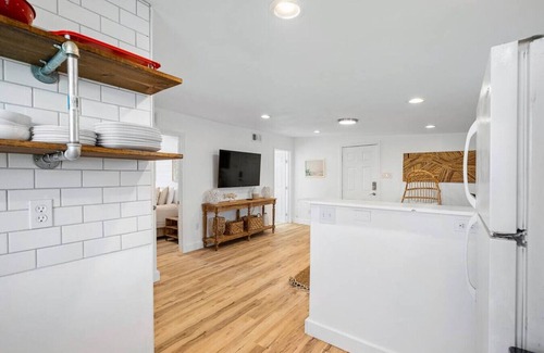 Surfside Beach House | Wait ‘n Sea|BeachBox| Walk to Beach|Large Deck!