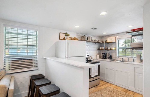 Surfside Beach House | Wait ‘n Sea|BeachBox| Walk to Beach|Large Deck!