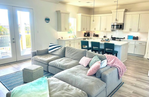 Terramar Beach House | Walk 2 Beach & Pool! Pets! FirePit! Salty Sea Dawg