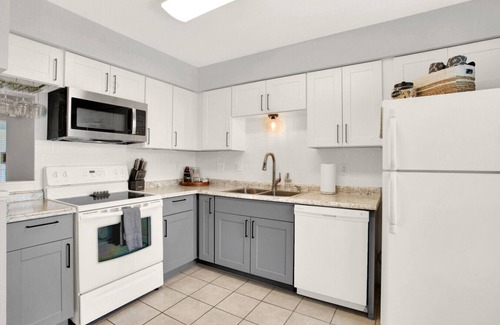Galveston Condo | Walk 2 Beach | Pool | Pet Friendly | Beach Gear