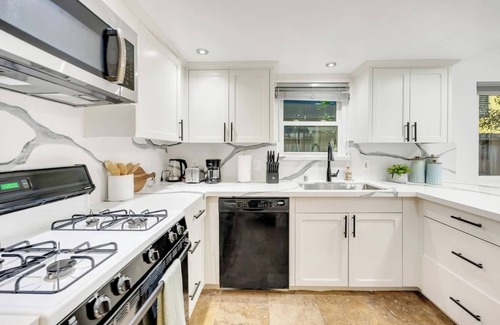 Eastside House | Walk 2 the Wave Stylish Modern Home in Long Beach.