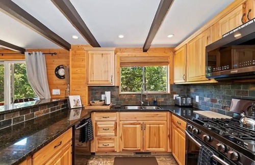 Lake Arrowhead Hotel | Walk 2 Village, Relax on Deck, Cool w/AC!