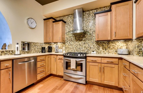 Coeur d'Alene Condo | Walk Downtown: Stunning Condo w/Attached Garage