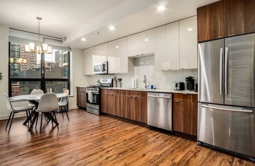 Killgubbin Apartment | Walk Everywhere! 5 mins to Magnificent Mile, River