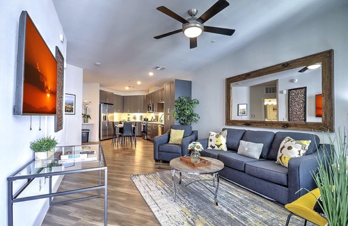 North Scottsdale Airpark Condo | Walk Everywhere: Pool 》 King Bed 》Parking》Games》