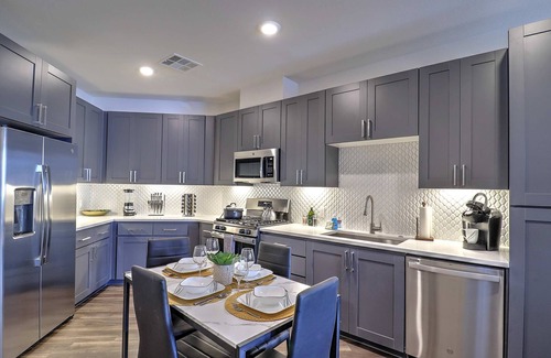 North Scottsdale Airpark Condo | Walk Everywhere: Pool 》 King Bed 》Parking》Games》