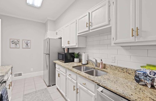 Columbia Condo | Walk To 5 Points, King Bed, 3 TVs, Outdoor Patio