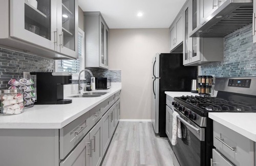 Glendale Apartment | Walk to Americana | King Bed | High Speed WiFi