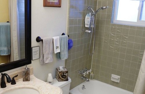 Lake Arrowhead Cabin | Walk to Arrowhead Village/Propane Fire Pit/BBQ Grill/Large kitchen