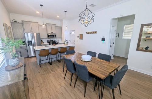 Thomas Square House | Walk to bars & restaurants! Minutes to downtown - 20 minutes to the beach