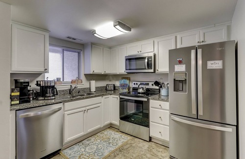 Folly Field House | Walk to Beach. Pet Friendly Townhome. King Bed.