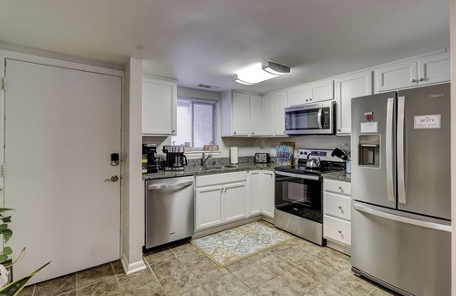 Folly Field House | Walk to Beach. Pet Friendly Townhome. King Bed.