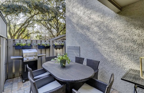 Folly Field House | Walk to Beach. Pet Friendly Townhome. King Bed.