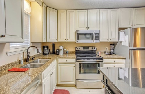 Cherry Grove Beach Condo | Walk to Beaches: Myrtle Beach Condo w/Balcony!