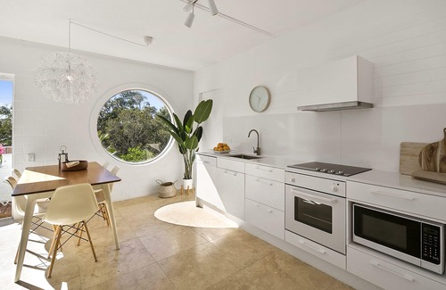 Point Lookout Apartment | Walk to beach from this beautiful one bedroom air conditioned unit.