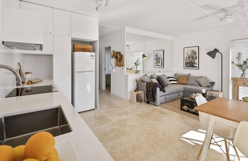 Point Lookout Apartment | Walk to beach from this beautiful one bedroom air conditioned unit.