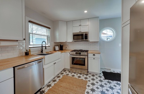 Beachwood-Bluffton Cottage | Walk to Beach: Lake Michigan Getaway!