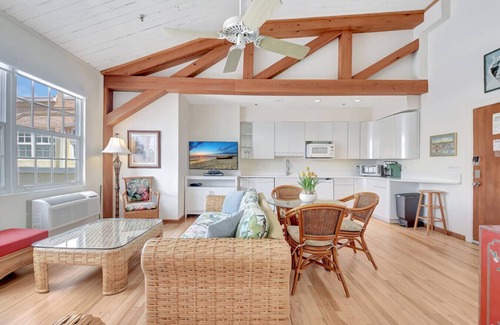 Palm Beach - West Palm Beach Condo | Walk To Beach! Palm Beach Penthouse Suite 4 Guests