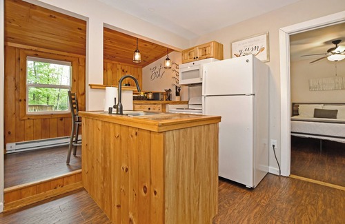 Lake George Cabin | Walk to Beach - Pet friendly Cabin w/Workspace