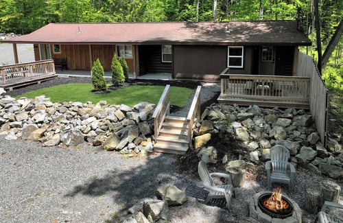 Lake George Cabin | Walk to Beach - Pet friendly Cabin w/Workspace