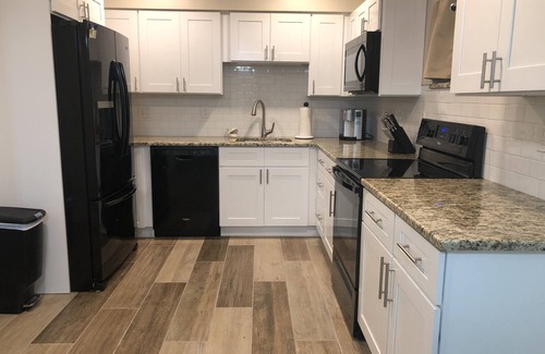 Largo House | Walk to Beach, restaurants and shops “The In-Between”