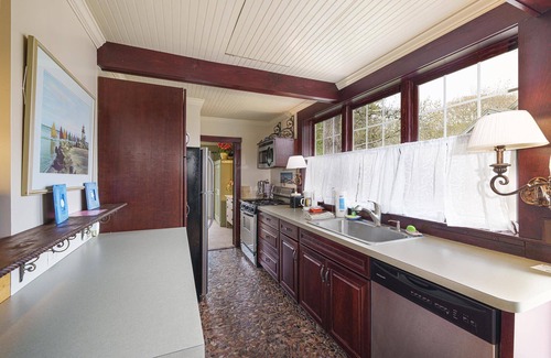 Hyannis Apartment | Walk To Beaches, Main Street, and Harbor. 1BR Cottage. Quiet Area. Captain Gosnold Village 16B