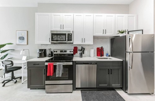Downtown Cincinnati Apartment | Walk to Bengals, Reds, Free Parking, King Bed, Gym, rooftop