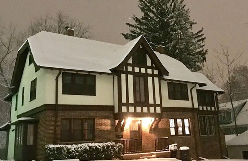 Angell House | Walk to Big House, campus-bars-restaurants. Fully renovated & HUGE. Sleeps 20.