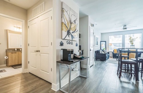 Cumberland Apartment | Walk to Braves, King bed, Mercedes Benz Stadium