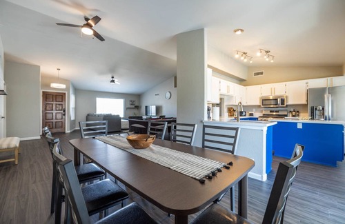 La Buena Vida House | Walk to Cardinals Stadium -Heated Pool-Pool Table