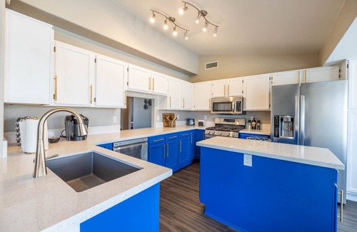 La Buena Vida House | Walk to Cardinals Stadium -Heated Pool-Pool Table